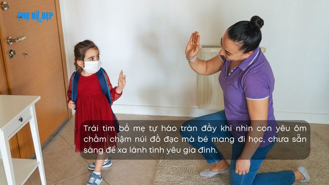 Stt ngày đầu tiên bé đi học mầm non nhút nhát, níu tay mẹ